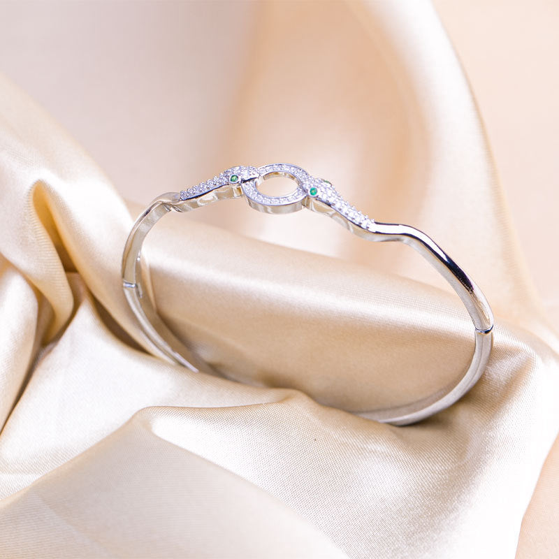 Hand jewelry for women, niche design, hot-selling bracelets, high-end minimalist inlaid versatile elegant bangles, new design jewelry