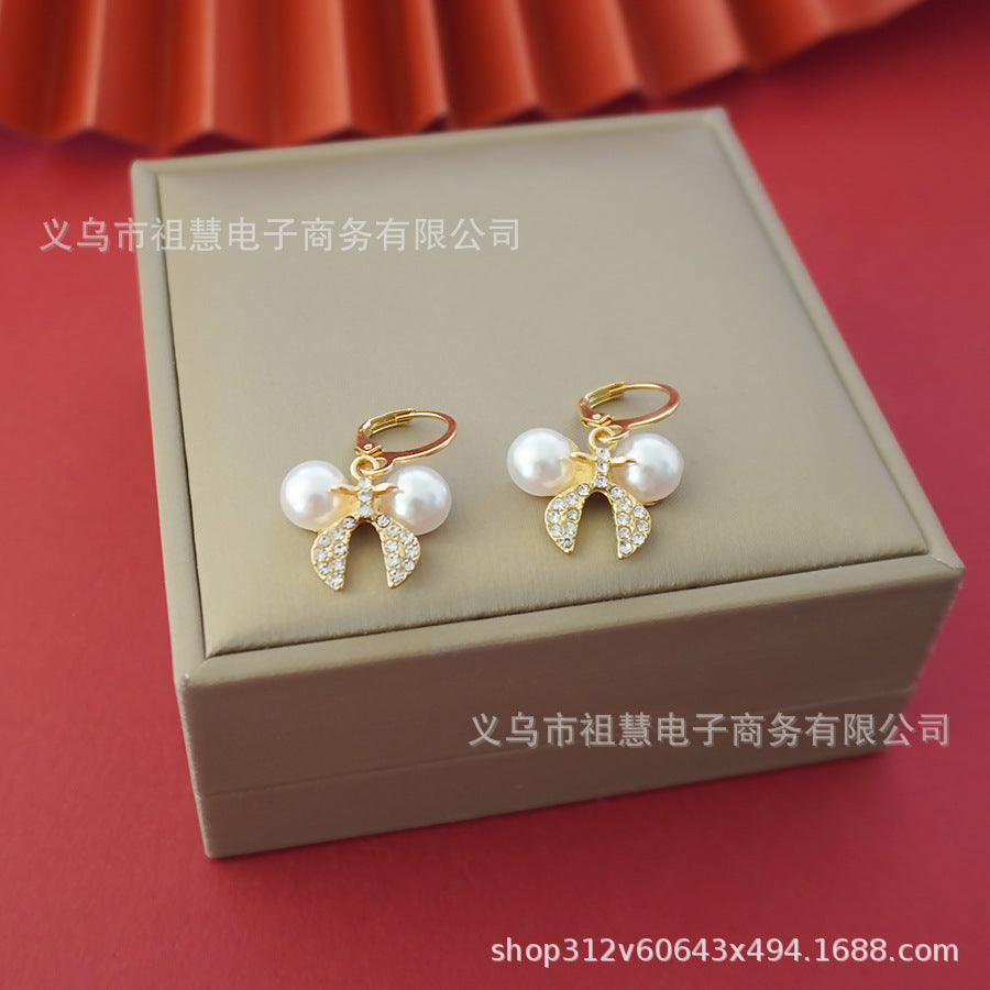 wholesale: a pair of trendy bow earrings. gold-plated bow tie earrings, perfect for everyday wear