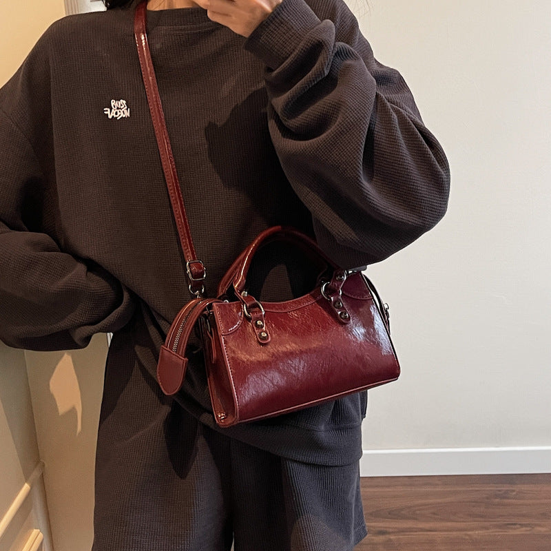 High sense fashion super fire small bag women 2025 new versatile messenger bag summer portable pillow bag small bag