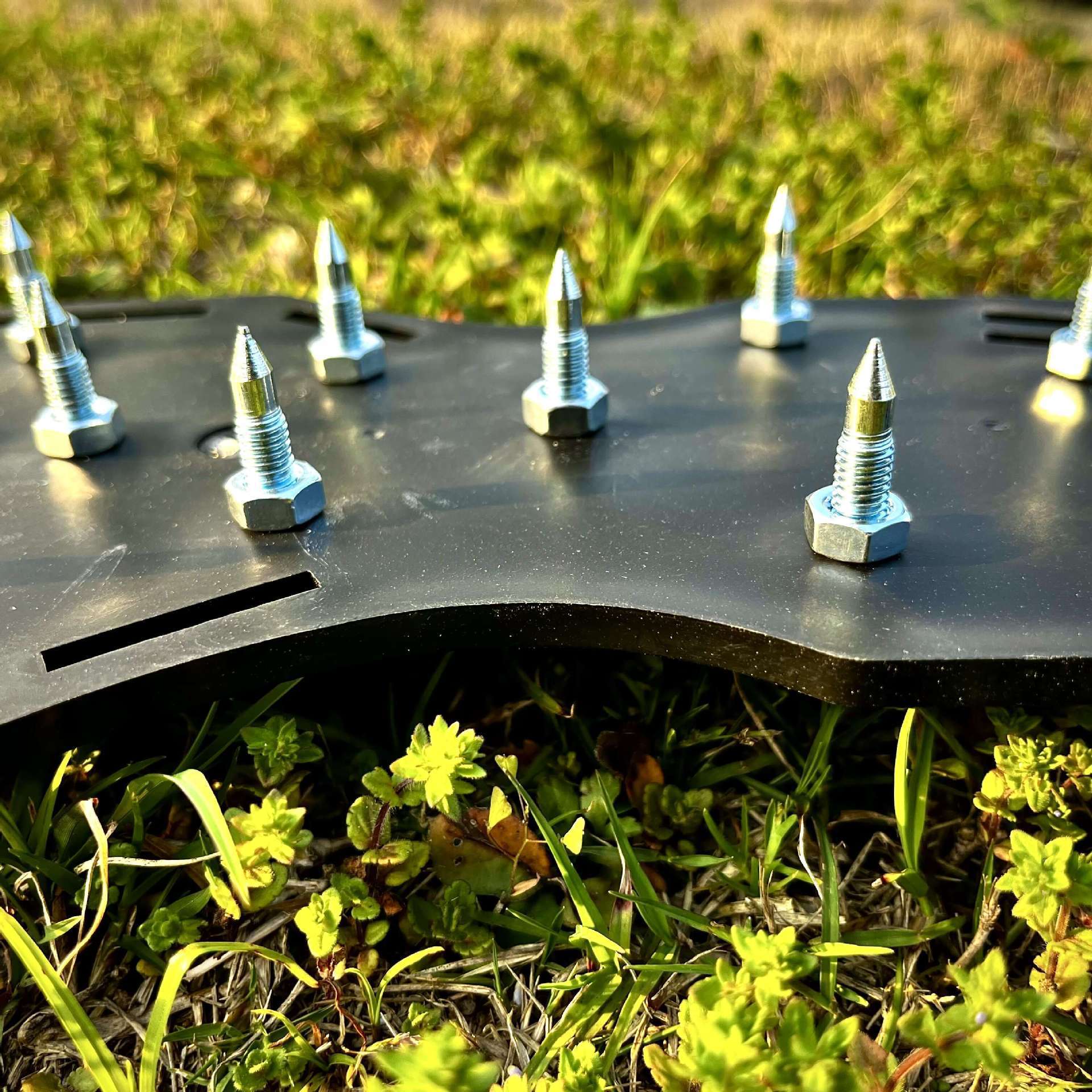 Cross-border garden soil loosening shoes grass spikes lawn inflatable soil loosening shoes self-leveling epoxy garden tools