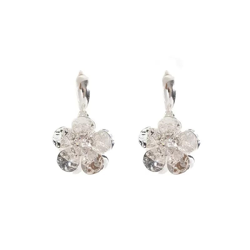 High-end silver flower earrings for women, niche design, exquisite and popular earrings, versatile and slimming, elegant earrings for women