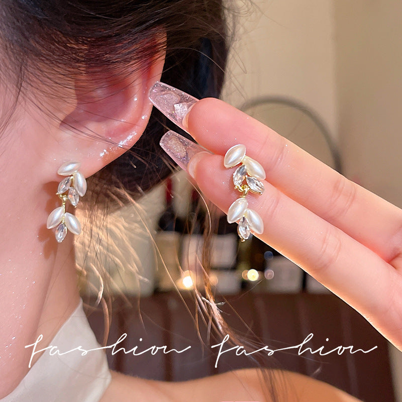 French-style, ultra-sparkly zircon wheat ear tassel earrings. unique design, high-end aesthetic, subtly luxurious, fashionable, and versatile ear accessories