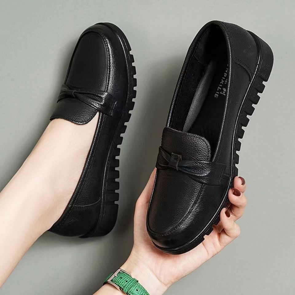 Comfortable leather shoes for middle-aged and elderly women - soft sole, flat, wear-resistant, waterproof, spring/autumn style - grandma shoes