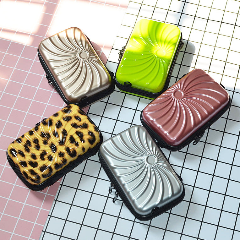 Manufacturers customize a variety of multi-color makeup bags, textured corporate gifts, portable anti-wash bags, and large-capacity travel storage boxes.