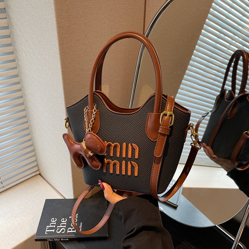 Fashion bags women's new models are popular this year, foreign-style portable shoulder bags, Korean version of casual commuting versatile messenger bags