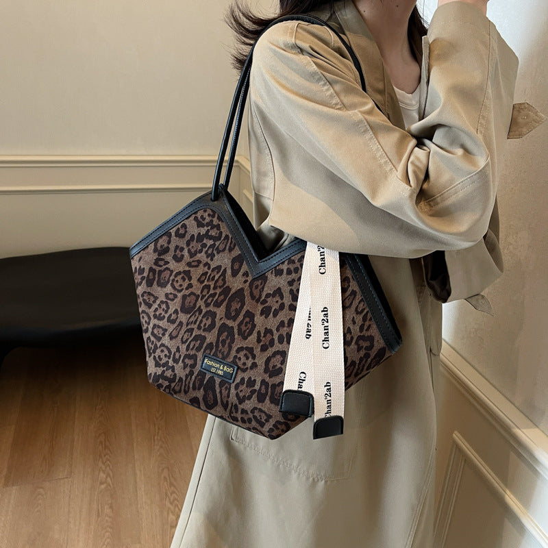 Commuter retro large-capacity leopard print bag women's 2025 new autumn and winter shoulder bag college students class tote bag