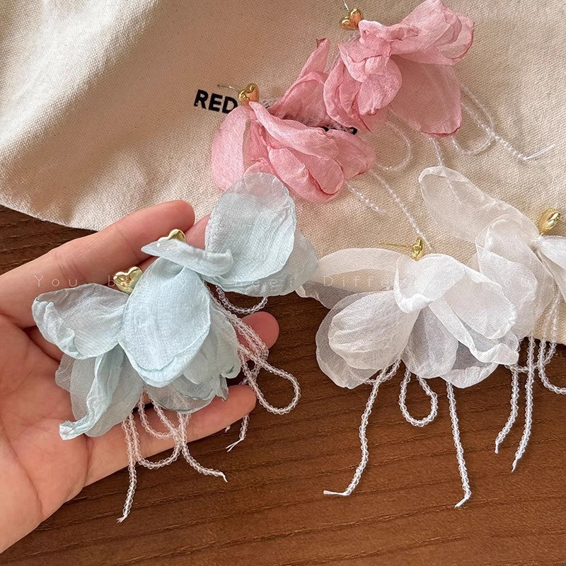 Blue seaside resort style petal earrings for women, elegant and sophisticated, flattering for round faces, dainty stud earrings, ethereal and sweet ear accessories