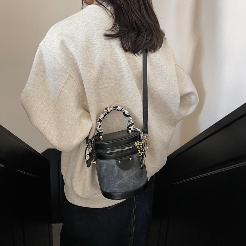 Retro contrasting color bucket bag women's 2025 new niche design portable cylinder bag versatile texture shoulder messenger bag