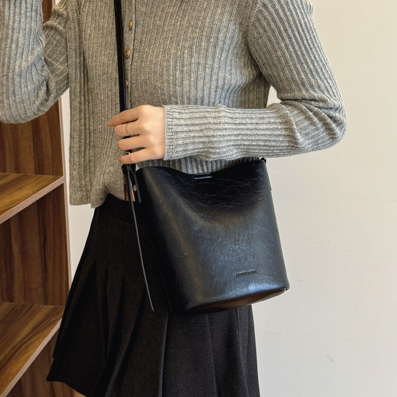 Retro niche design bag women's 2024 new simple messenger bag high-end fashion shoulder bucket bag