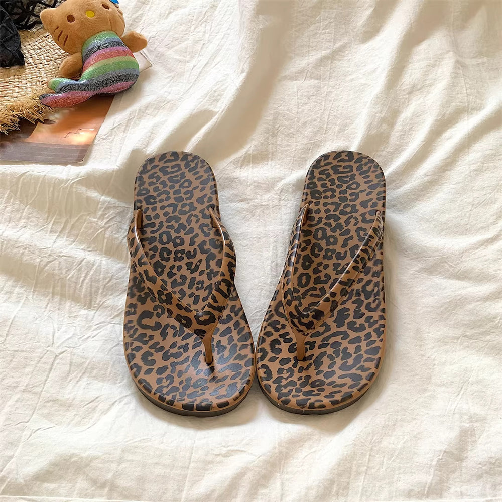 Trendy leopard print flip-flops for women, summer outdoor wear, 2026 new wedge heel platform non-slip beach sandals