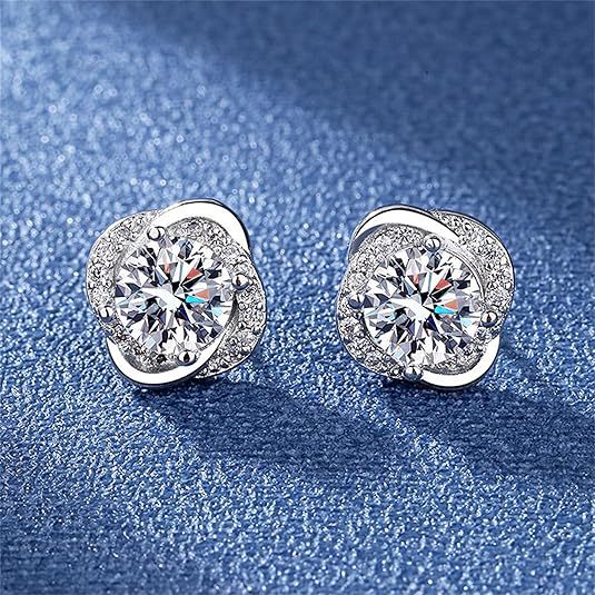 Lucky clover stud earrings - chic & trendy