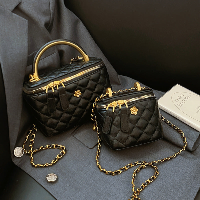 Hand carrying retro fashion bucket bag women's 2025 new Xiaoxiangfeng diamond chain shoulder bag versatile messenger bag