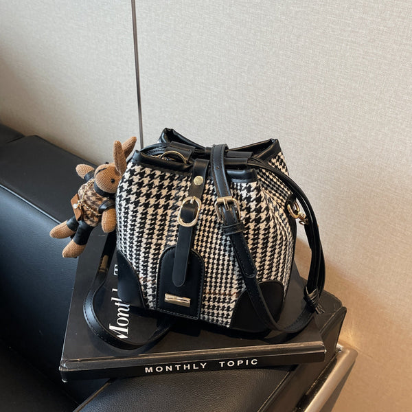 This year's popular bag 2025 new women's bag high-end texture messenger bag popular super fire plaid versatile bucket bag