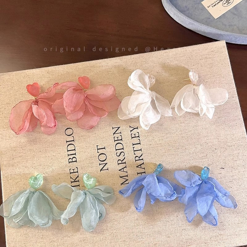 Beachy heart petal earrings - ethereal, high-end, sweet studs for a flattering and chic look (suitable for round faces)