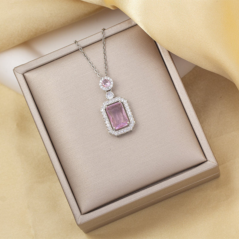 Necklace for women, simple and fashionable, electroplated titanium steel pendant, niche design, accessible luxury, high-end, accessible luxury style, golden clavicle chain