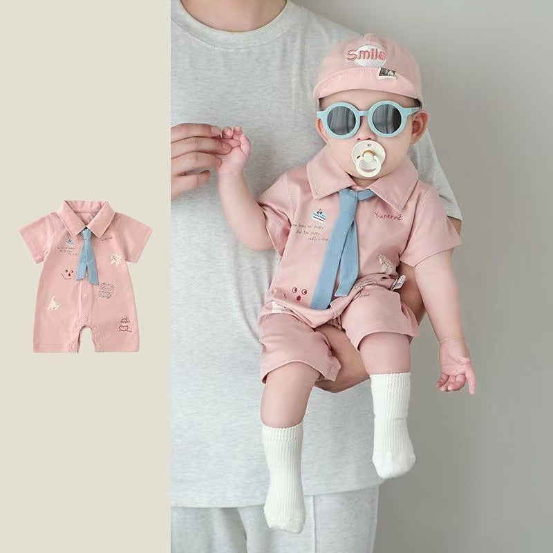 Baby short-sleeve romper: adorable summer outfit for little boys - stylish and trendy for summer strolls and crawling!