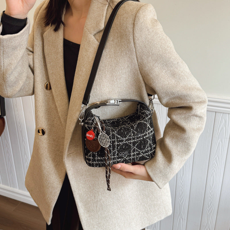 Retro woolen shoulder bag women's bag 2025 winter new foreign style ins commuter fashion chain messenger bag