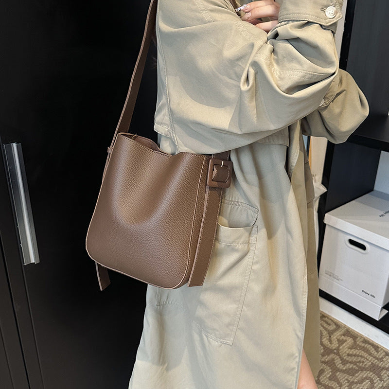 Retro casual shoulder bag women's 2025 new fashion solid color bucket bag niche trend commuter messenger bag