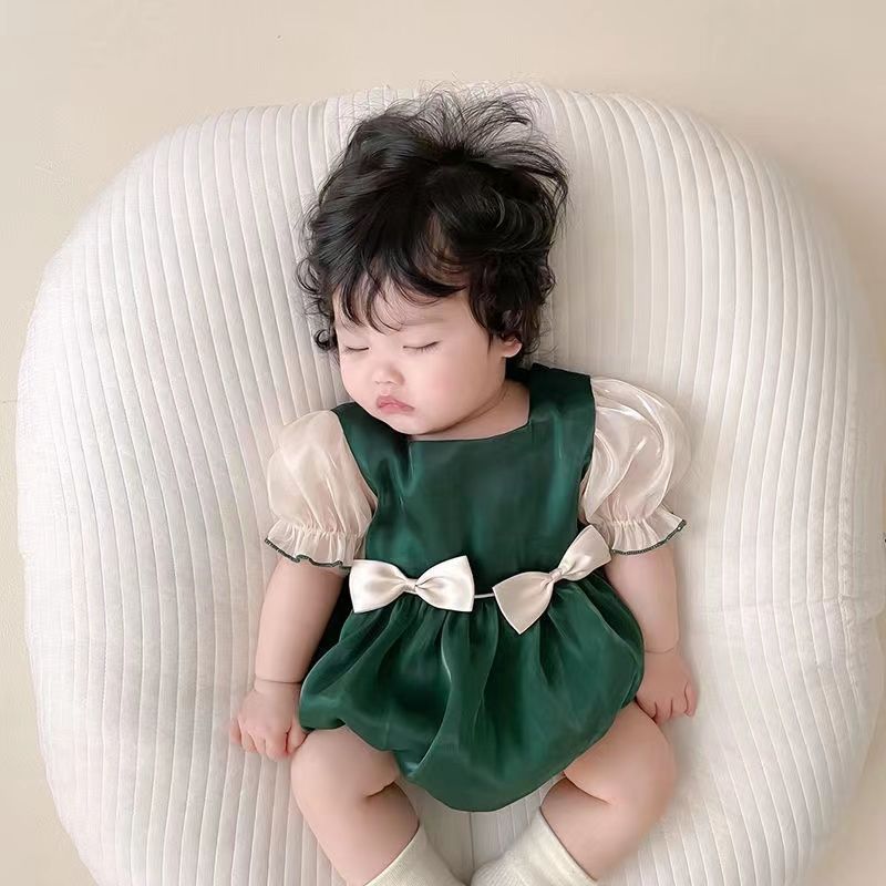 Infant and toddler summer outfits, super stylish and elegant, with a regal, courtly vibe. short-sleeved rompers for baby girls, perfect for full-month celebrations and 100-day milestones. princess-style onesies