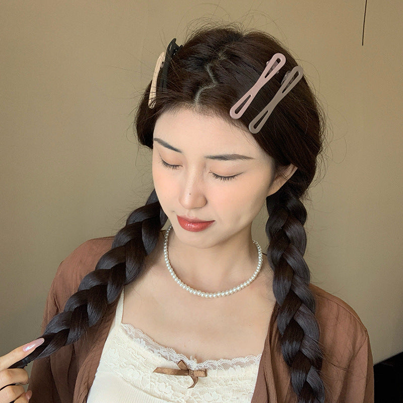 Maillard milk coffee color one-word clip hairpin, large duckbill clip on the back of the head, broken hair on the forehead, side bangs clip