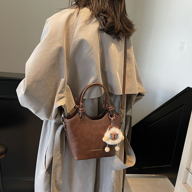 Retro fashion casual bucket bag 2025 winter new trendy shoulder bag commute to work premium messenger bag