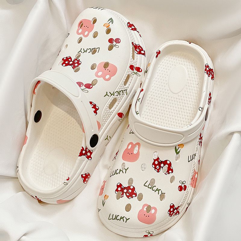 2025 summer clogs: cute student-style outdoor women's casual flat anti-slip closed-toe beach slippers - trendy & soft