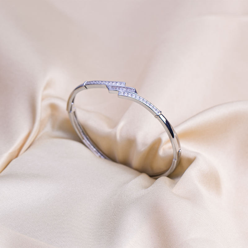 Hand jewelry for women, niche design, hot-selling bracelets, high-end minimalist inlaid versatile elegant bangles, new design jewelry