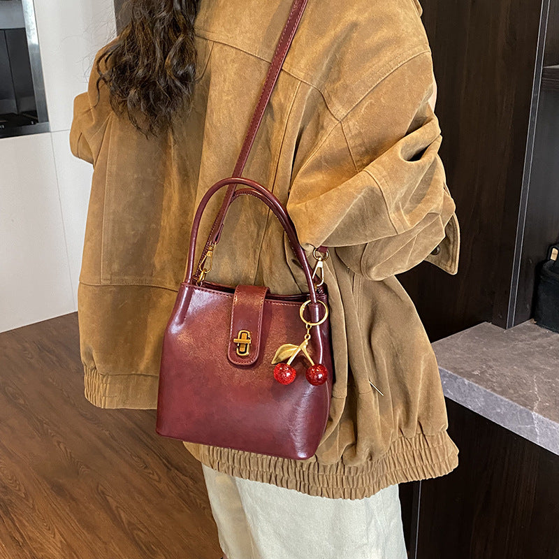 2025 fall/winter new women's bag: high-end small bag, vintage-inspired luxury handbag, versatile and stylish commuter bag