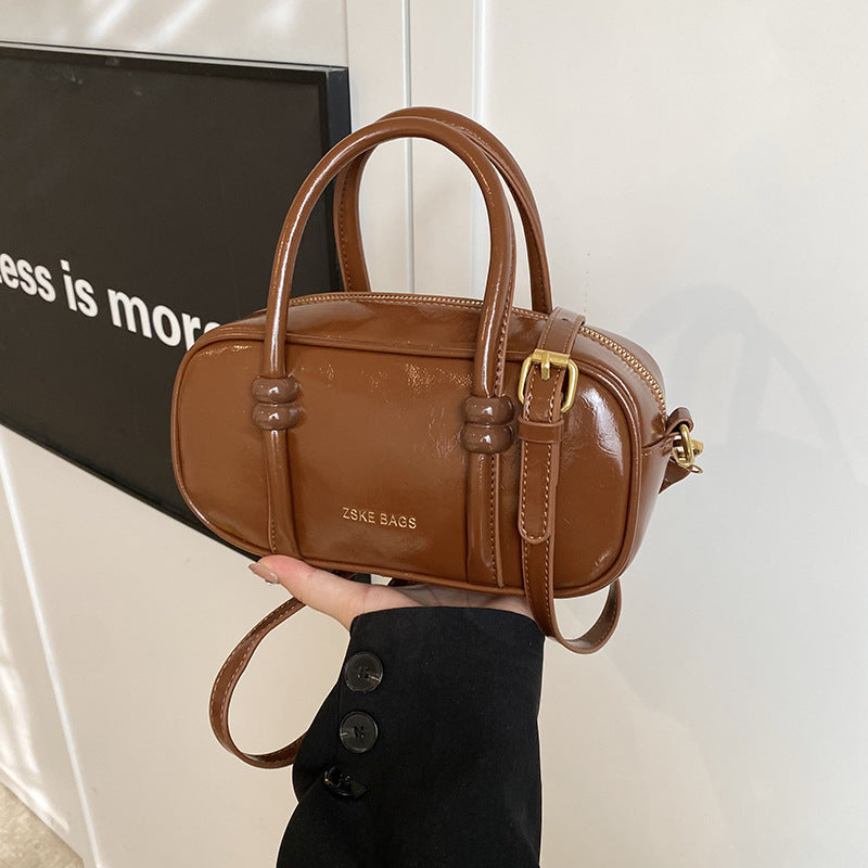 Fashion trendy hand carry small square bag 2025 winter new retro niche simple casual commuter messenger bag