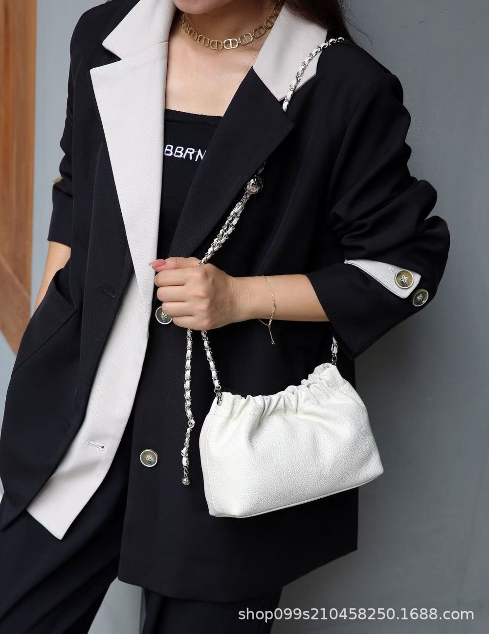 This year's trendy gold chain shoulder bag for women, 2024's new cloud-shaped pleated bag, genuine leather single-shoulder crossbody bag, fashionable