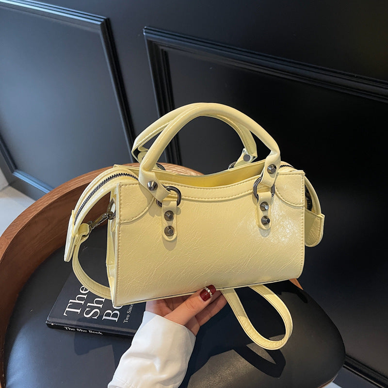 High sense fashion super fire small bag women 2025 new versatile messenger bag summer portable pillow bag small bag