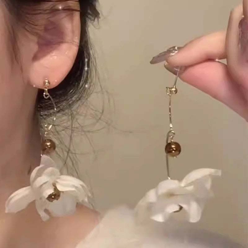 Vacation style white flower earrings for women niche stylesense of designstylish exaggerated earrings for big round face modification earrings trendy
