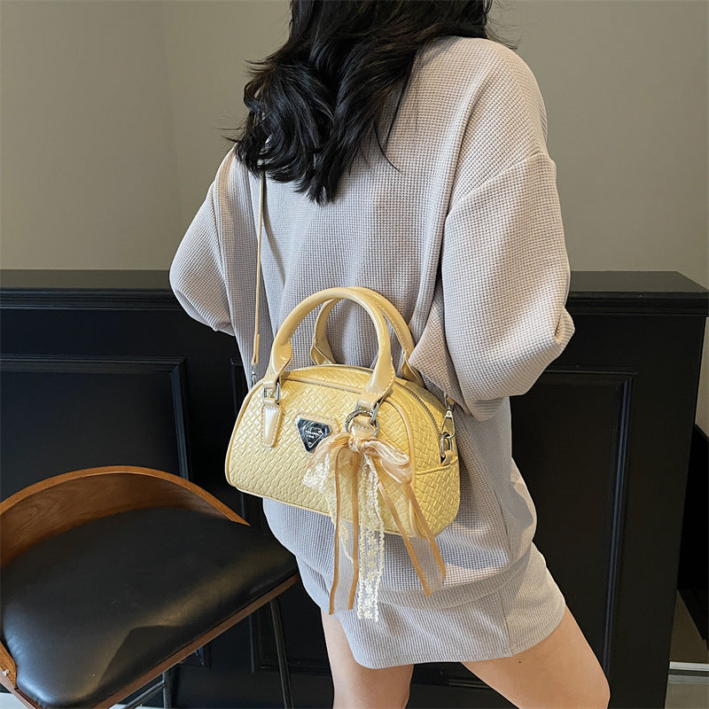 Retro small bag women 2025 new popular versatile messenger bag super fire portable bowling bag fashion shoulder bag