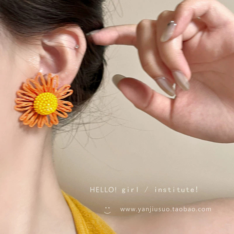 Milky soft, woven raffia daisy flower earrings for women. statement beach earrings designed to flatter the face with a touch of high-end elegance