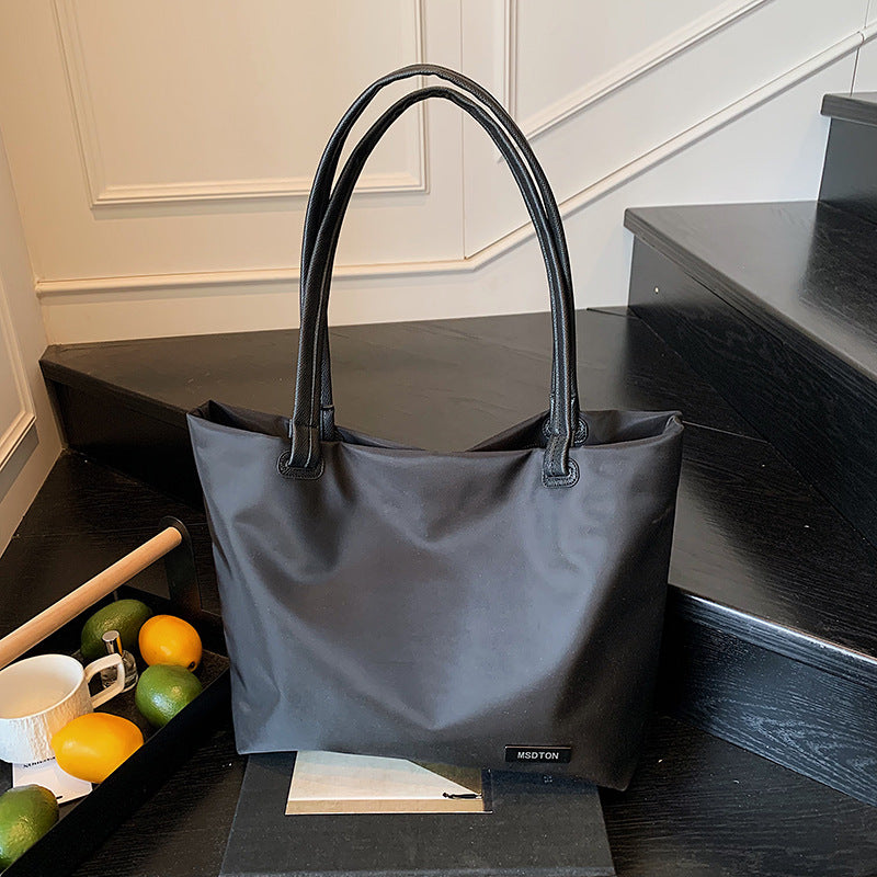 Commuting large-capacity nylon cloth bag women's 2025 new versatile shoulder bag going out commuting portable tote bag