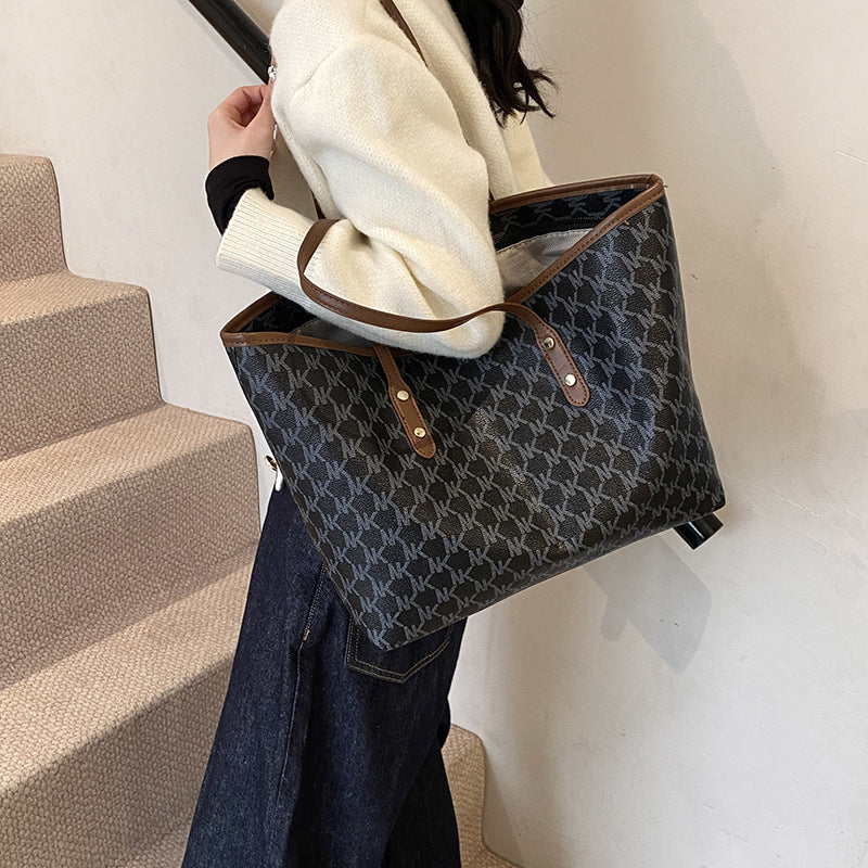 Simple commuter texture, shoulder bag for women 2025 is popular and fashionable this year, and the new underarm bag for women in winter is tote bag.