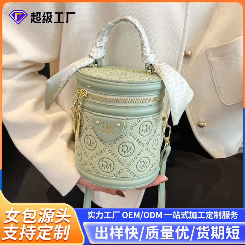 Solid color texture small bag women's autumn 2025 new trendy fashion niche portable round bucket bag popular messenger bag