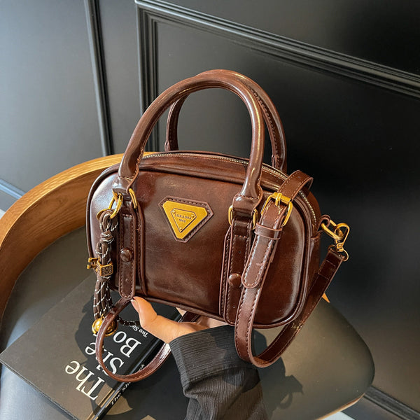 Winter retro portable red bag women's 2025 new fashion versatile small square bag simple versatile messenger bag