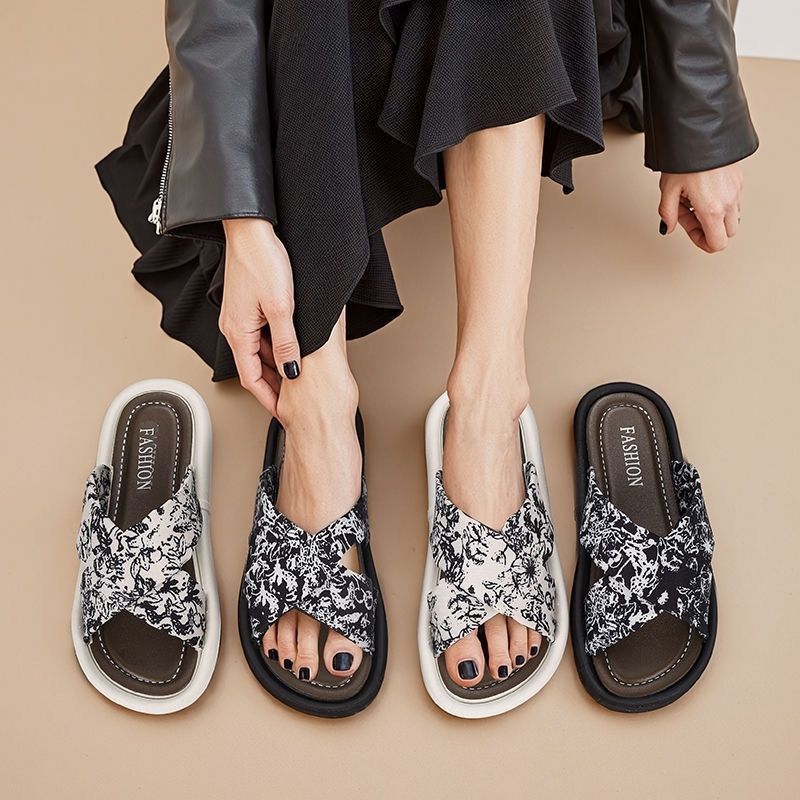 Thick sole slippers for women outwear 2025 summernew arrival cross one-line slippers with a sense of shit-stepping soft bottomfashion sandals