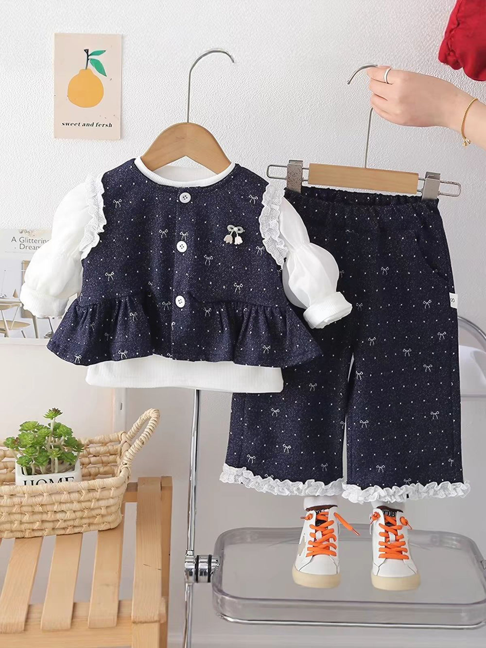 Girls' outfit set  new spring/autumn style - trendy and chic kids' spring collection - baby's little chic vest three-piece set - fashionable
