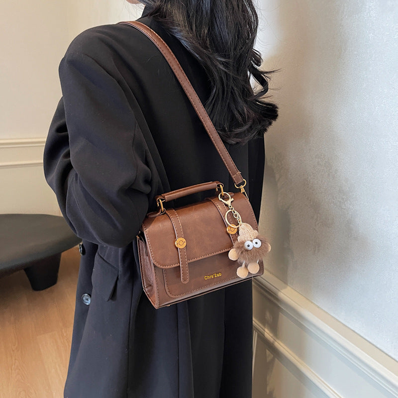 New bag women's 2025 popular fashion trend messenger bag winter versatile single shoulder portable mailman small square bag