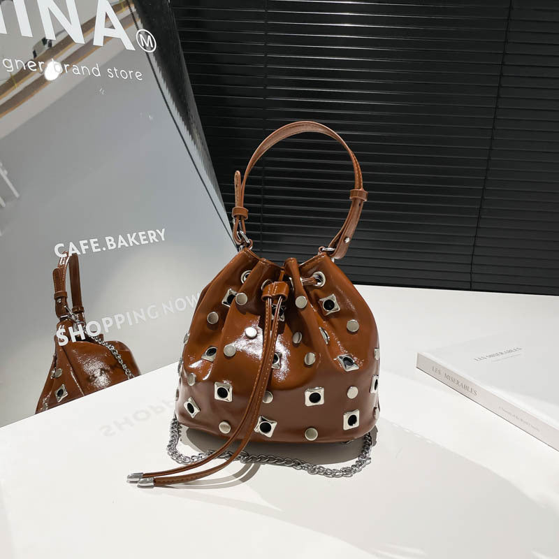 Cross-border super fire niche bucket bag women's 2025 new European and American punk style rivet portable shoulder bag messenger bag