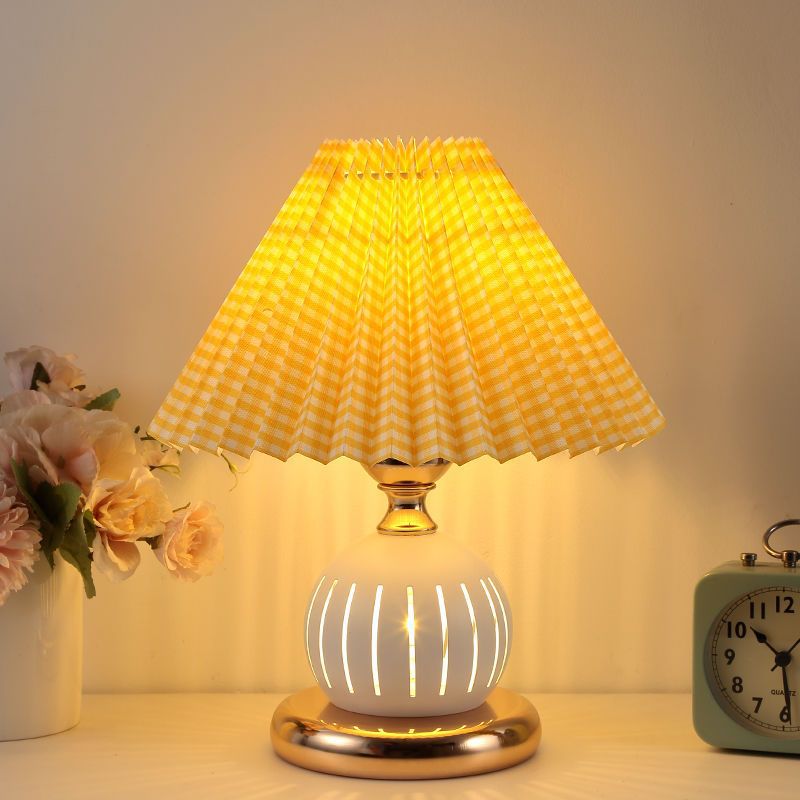 Table lamp bedroom ins girl bedside night light Nordic retro pleated gift Internet celebrity table lamp wedding feeding lamp
