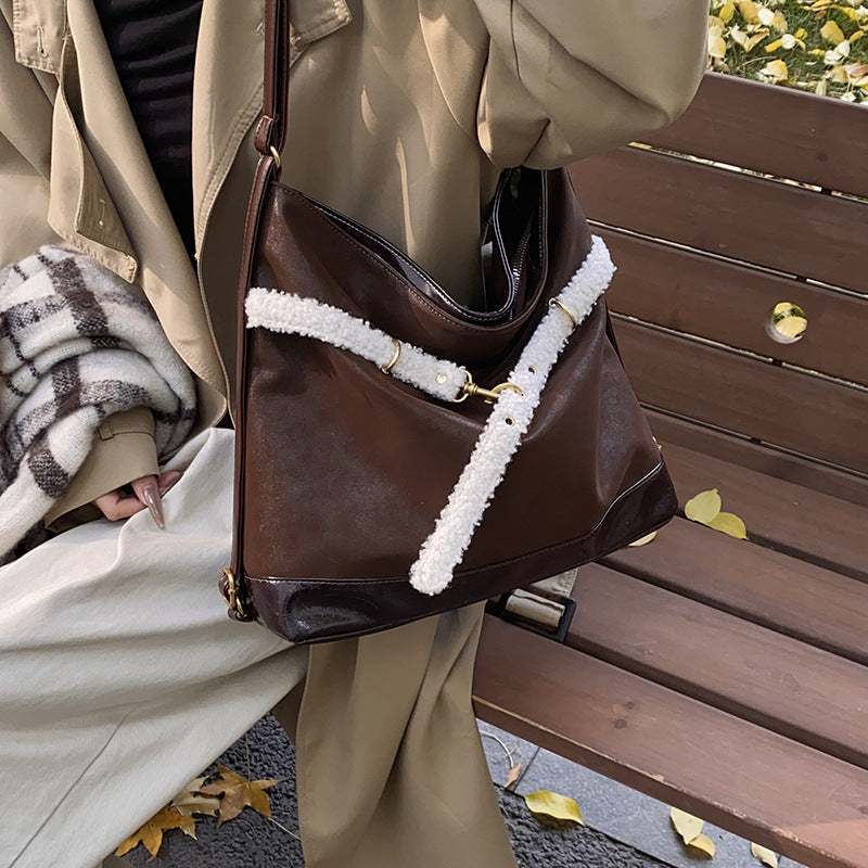 European and American retro large-capacity backpack women's 2025 autumn and winter new fashion casual shoulder bag commuter messenger bag bag