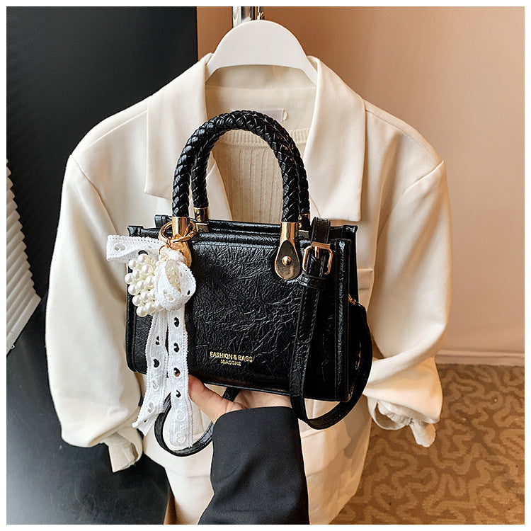 Cross-border super fire small bag women's summer versatile 2025 new fashion simple messenger bag popular portable small square bag