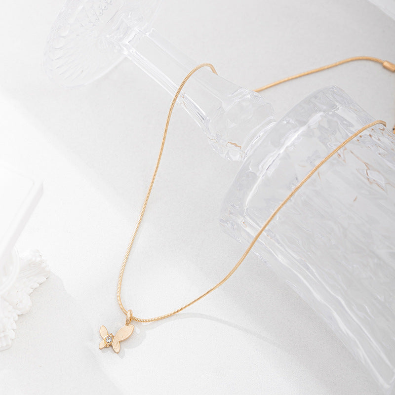 Wholesale alloy clavicle chain fashion jewelry - european & american style, versatile, diamond-studded pendant, delicate butterfly necklace for women