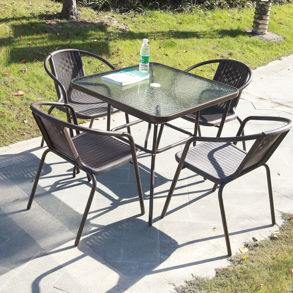 Outdoor table and chair set with umbrella, sunshade, perfect for outdoor cafes, bubble tea shops, and casual outdoor seating. features a wrought iron frame and rattan chairs, ideal for patios and gardens