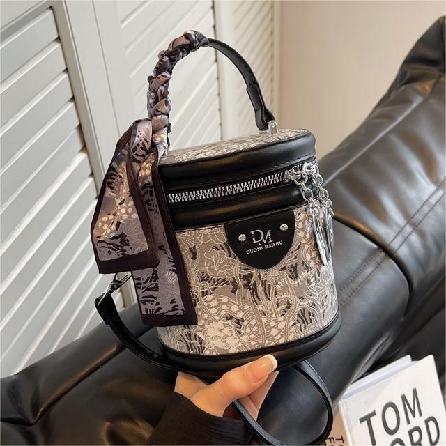 High sense fashion casual niche texture bucket bag 2025 new women's bag trend versatile Internet celebrity messenger bag women