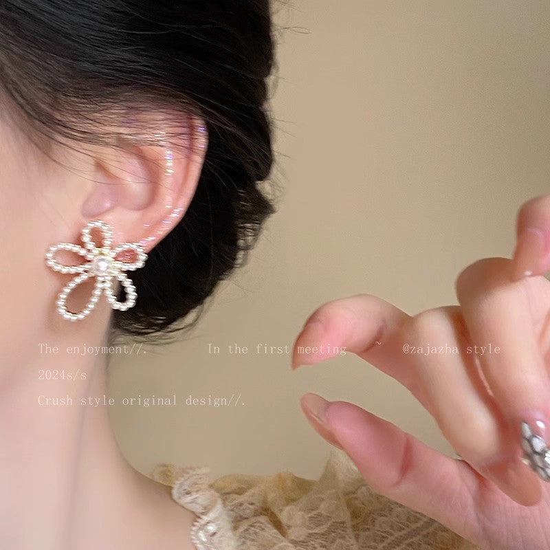 French retro hollow flower stud earrings for women, korean style ins unique pearl earrings, simple, exquisite, and versatile ear accessories