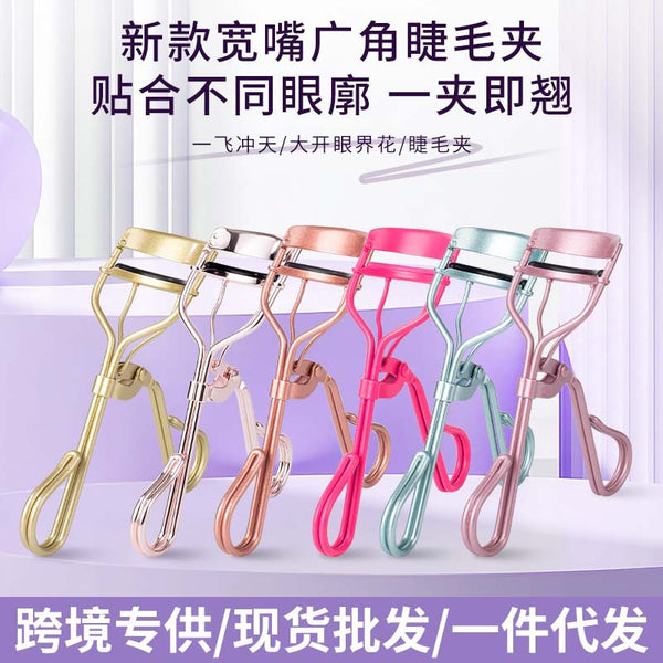 The wide-angle eyelash curler fits the eyes and curls naturally. The novice can easily clip out the sunflower universal convenient eyelash curler.